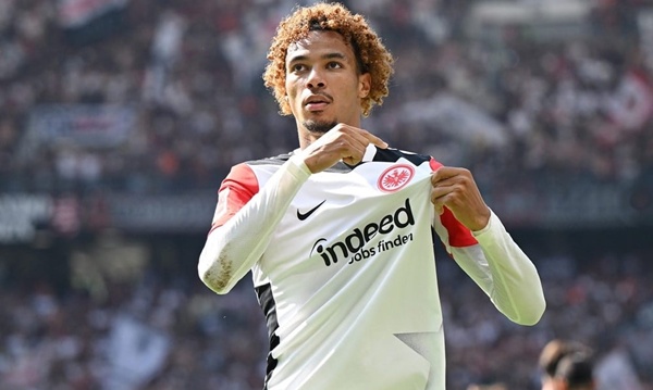 Hugo Ekitike đã để lại ấn tượng mạnh mẽ tại Bundesliga