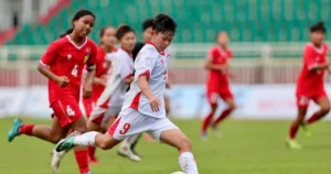 Thị Trang ghi bàn mở tỉ số 1-0 từ đường chuyền tinh tế của Thục Nghi